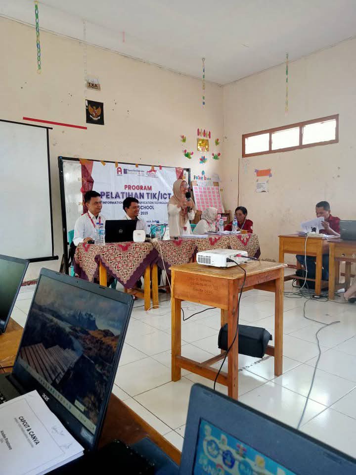SMP Negeri 11 Borong Gelar Pelatihan CapCut dan Canva Untuk Tingkatkan Kualitas Pembelajaran